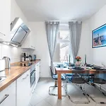 The Rheinsberger Mitte, 80m2, 2br & Living Room, Downtown Location, Sleeps 6 Berlim