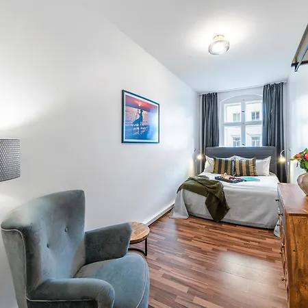 The Rheinsberger Mitte, 80m2, 2br & Living Room, Downtown Location, Sleeps 6 * Берлин