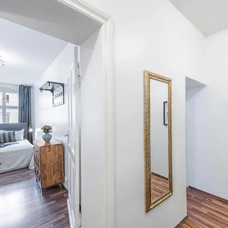 The Rheinsberger Mitte, 80m2, 2br & Living Room, Downtown Location, Sleeps 6 * Berlín