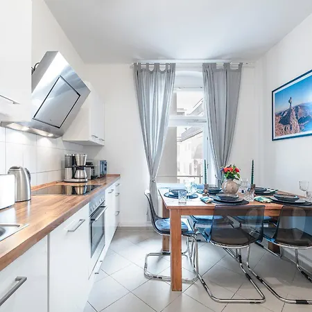 The Rheinsberger Mitte, 80m2, 2br & Living Room, Downtown Location, Sleeps 6 Берлин