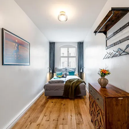 The Rheinsberger Mitte, 80m2, 2br & Living Room, Downtown Location, Sleeps 6 Apartamento Berlim