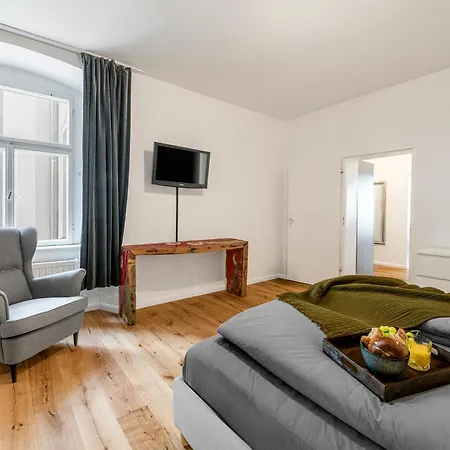 The Rheinsberger Mitte, 80m2, 2br & Living Room, Downtown Location, Sleeps 6 Berlín