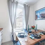 The Rheinsberger Mitte, 80m2, 2br & Living Room, Downtown Location, Sleeps 6 شقة